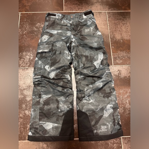 I139 NWOT Columbia Omni - Heat Outgrown Grey Camo High Ski Snow Pants Kids S